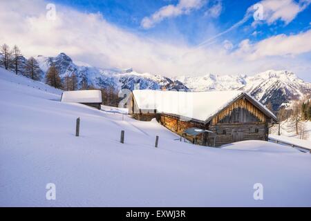 Alp hut in snow, Hafeichtalm, Radstaedter Tauern, Pongau, Salzburger Land Austria, Europa Foto Stock