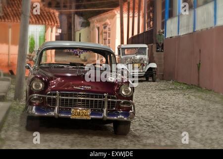 Vintage auto sulla strada di ciottoli, Trinidad, Cuba Foto Stock