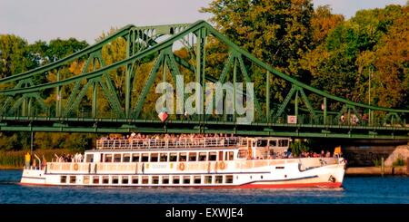 Tourboat su Havel alla Glienicker ponte di confine, Berlin Brandenburg, Germania Foto Stock