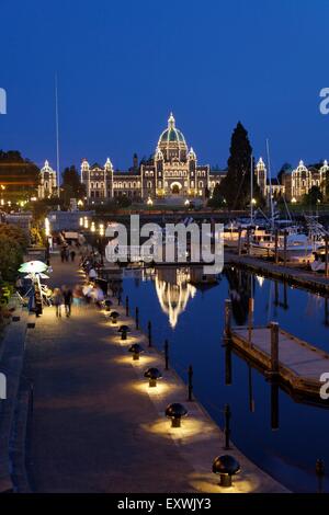 Victoria Harbour e parlamento illuminata di notte, l'isola di Vancouver, Canada Foto Stock