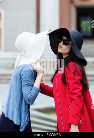 Due donne salutare a vicenda con il bacio Foto Stock