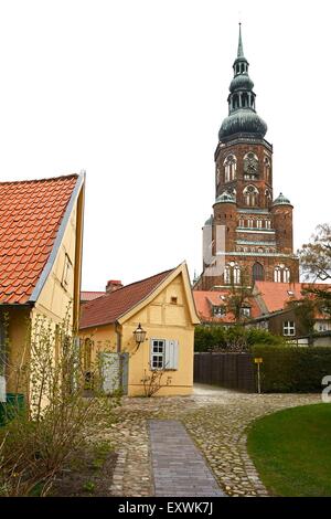 Cattedrale di San Nikolai e Spiritushof, Greifswald, Meclemburgo-Pomerania Occidentale, Germania, Europa Foto Stock