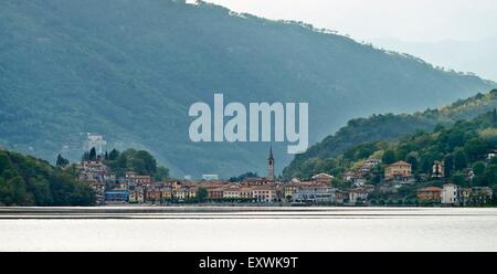 Villaggio di Mergozzo con il lago e le montagne, Piemonte, Italia Foto Stock