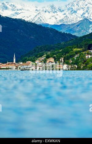 Villaggio di Mergozzo con il lago e le montagne del Vallese, Piemonte, Italia Foto Stock