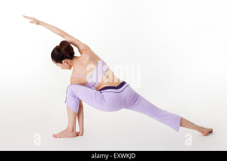 Donna pratica dello yoga con vista posteriore, Foto Stock