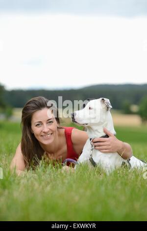 Donna con un cane mongrel su un prato, Baviera, Germania, Europa Foto Stock