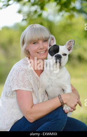 Donna con un sette mesi bulldog francese Foto Stock