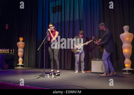 Bellmore, New York, Stati Uniti d'America. 16 Luglio, 2015. JACQUELINE XERRI, uno studente filmmaker, canta al LIIFE Cerimonia di premiazione a Bellmore filmati. Era il XVIII Long Island International Film Expo. Credito: Ann Parry/ZUMA filo/Alamy Live News Foto Stock