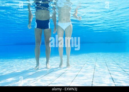 Matura in piedi in acqua in un open-air bath Foto Stock