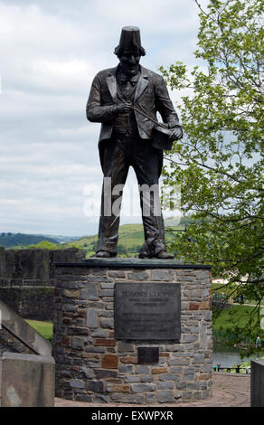 Nel Galles; CAERPHILLY; CAERPHILLY città; MEMORIAL STATUA A TOMMY COOPER con targa commemorativa Foto Stock