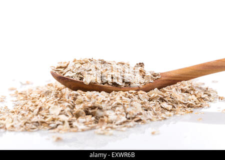 Grano intero, fiocchi d'Avena Fiocchi con il cucchiaio di legno Foto Stock