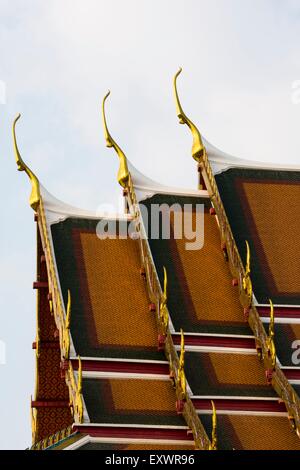 Golden Roof creste di Wat Po, Bangkok, Thailandia Foto Stock