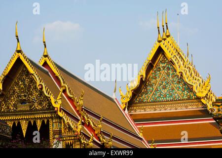 Tetto ornato creste in Wat Po, Bangkok, Thailandia Foto Stock