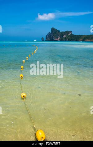 Boe di colore giallo sul turchese Mare delle Andamane vicino Koh-Phi-Phi, Thailandia Foto Stock