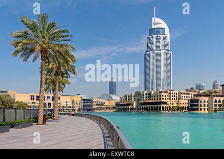 Il Burj Khalifa il lago ed il grattacielo l'Indirizzo centro di Dubai Foto Stock