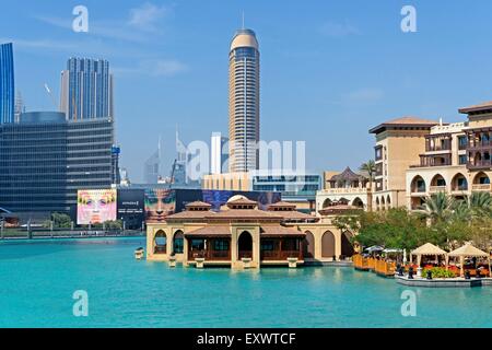 Il Burj Khalifa Lago e grattacieli, Dubai Foto Stock