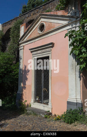 Piccola chiesa isolata sulla vecchia strada. Foto Stock