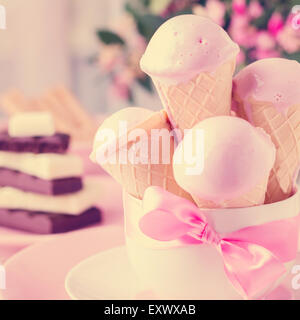 Gelato alla fragola in un cono di cialda. Messa a fuoco selettiva. Foto Stock