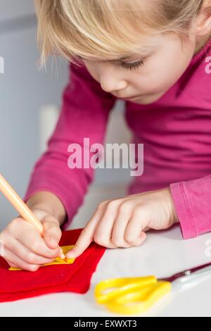 Ragazza bionda fare artigianato, Kiel, Schleswig-Holstein, Germania, Europa Foto Stock