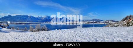 Hopfensee e Allgaeu Alpi, Hopfen am See, Baviera, Germania, Europa Foto Stock