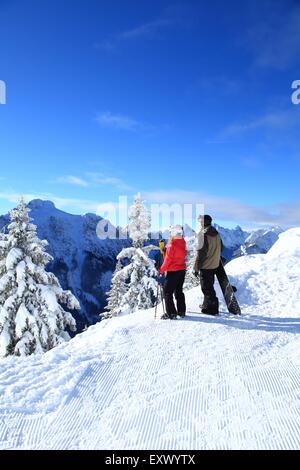 Femmina di sciatore e snowboarder, Tegelberg, Alpi Ammergau, Allgaeu, Baviera, Germania, Europa Foto Stock