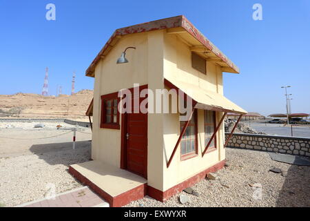 Amministrazione originale/Pagamento del salario ufficio presso il Museo dell'olio, con Jebel Al-Dukhan in background, Regno del Bahrein Foto Stock