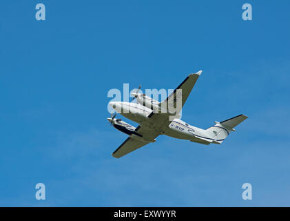 Un Beechcraft 200 Super King aerei operati da Capital Aviation in partenza dall'aeroporto di Inverness, Scotland. SCO 9967. Foto Stock