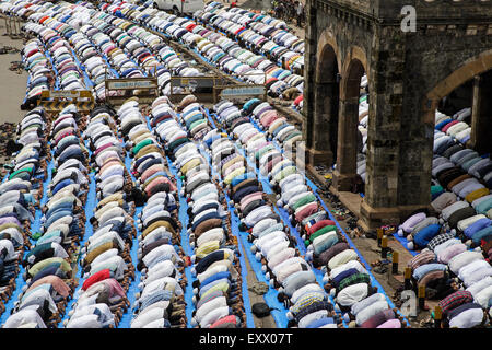 Mumbai, India. 17 Luglio, 2015. Musulmani indiani eseguire Eid Al-Fitr preghiera (namaz) al di fuori di Bandra stazione ferroviaria, Mumbai, India. 17 Luglio 2015: Credito Maciej Dakowicz/Alamy Live News Foto Stock