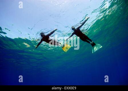 Due femmina subacqueo, Paleokastritsa, Corfù, Grecia, Europa Foto Stock