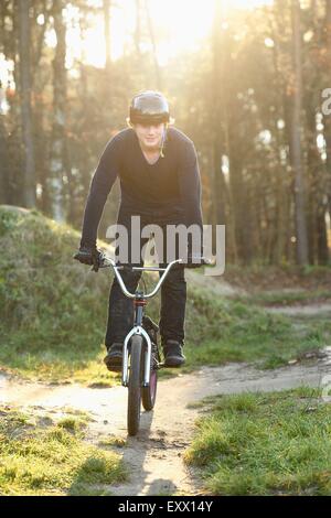 Adolescente con bmx bike nella Foresta Foto Stock