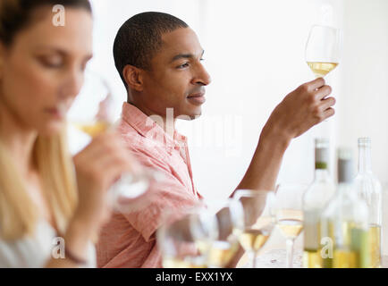 L uomo e la donna di degustazione di vino bianco Foto Stock