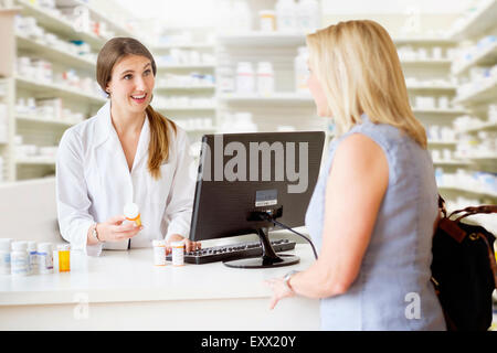 La paziente parla al farmacista in farmacia Foto Stock