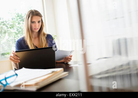 Donna che lavorano in ufficio Foto Stock