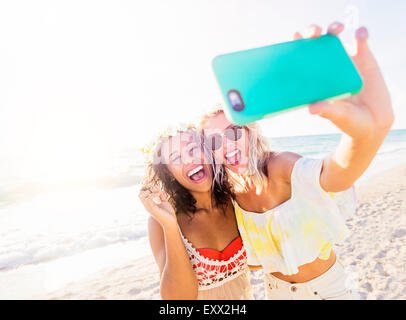 Amici di sesso femminile sulla spiaggia Foto Stock