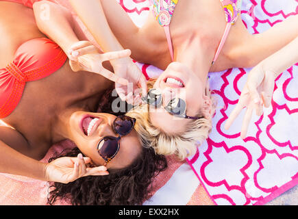 Amici di sesso femminile sulla spiaggia Foto Stock