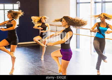 Ballerini la pratica in studio di danza Foto Stock