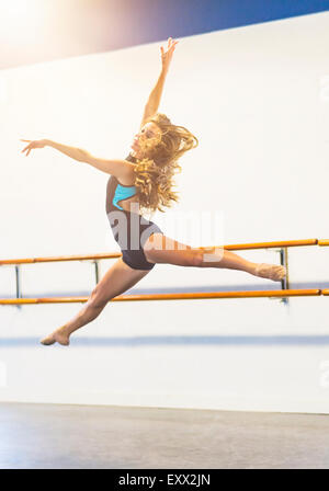 Giovane donna dancing in studio di danza Foto Stock