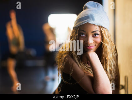 Ritratto di donna ballerina con gli amici in background Foto Stock