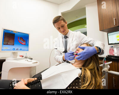 Dentista e paziente in studio dentistico Foto Stock