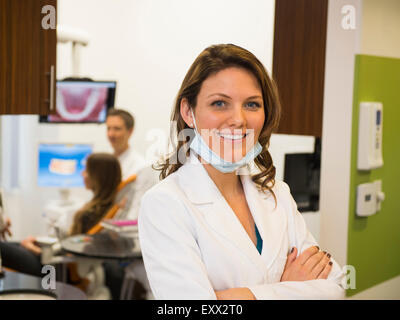 Ritratto di dentista con il collega e il paziente in background Foto Stock