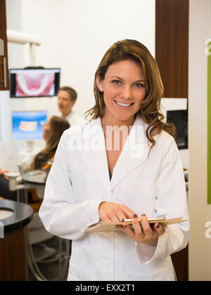 Ritratto di dentista con il collega e il paziente in background Foto Stock