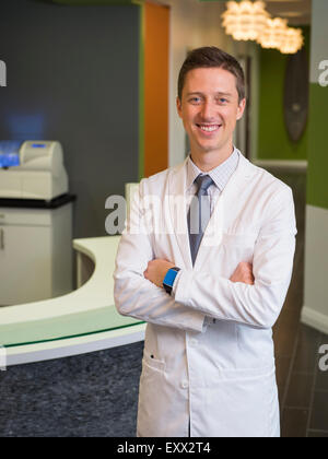 Ritratto di dentista sorridente Foto Stock