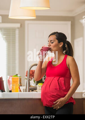 Ritratto di donna incinta bere cocktail di frutta Foto Stock