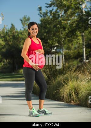 Ritratto di donna incinta sorridente Foto Stock