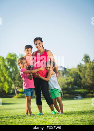 Madre durante la gravidanza e per i bambini (2-3, 6-7, 8-9) in posizione di parcheggio Foto Stock