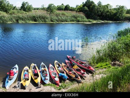 In canoa sul fiume-bank. Foto Stock