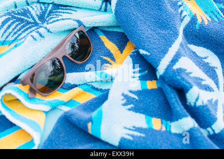 Occhiali da sole su asciugamano Foto Stock