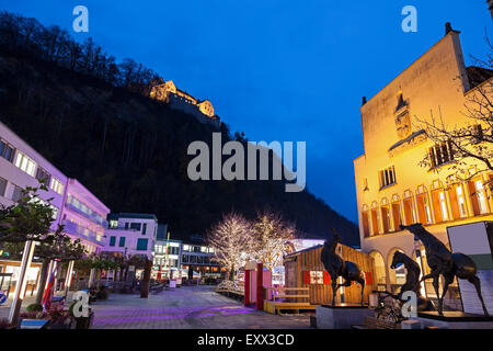 Il municipio e il castello di Vaduz Foto Stock