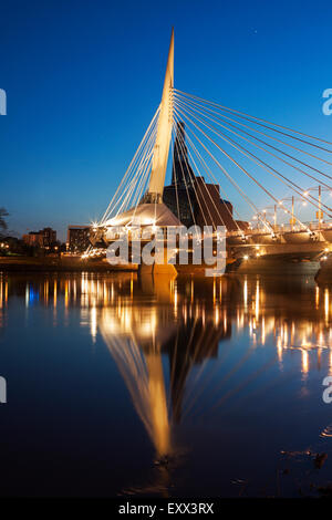 Museo canadese per i Diritti Umani e la Esplanade Riel bridge Foto Stock