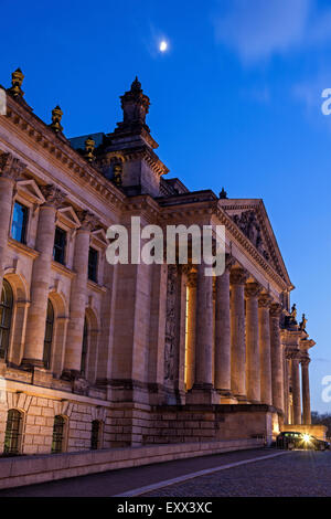 Moon over edificio del Bundestag al crepuscolo Foto Stock